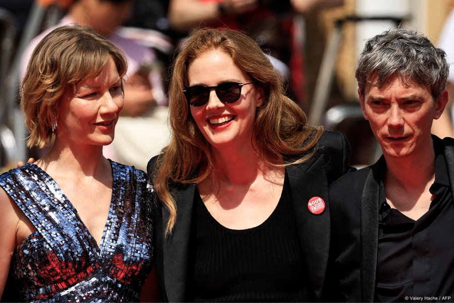 Sandra Hüller, Justine Triet et Swann Arlaud sur le tapis rouge © Valéry Hache | AFP