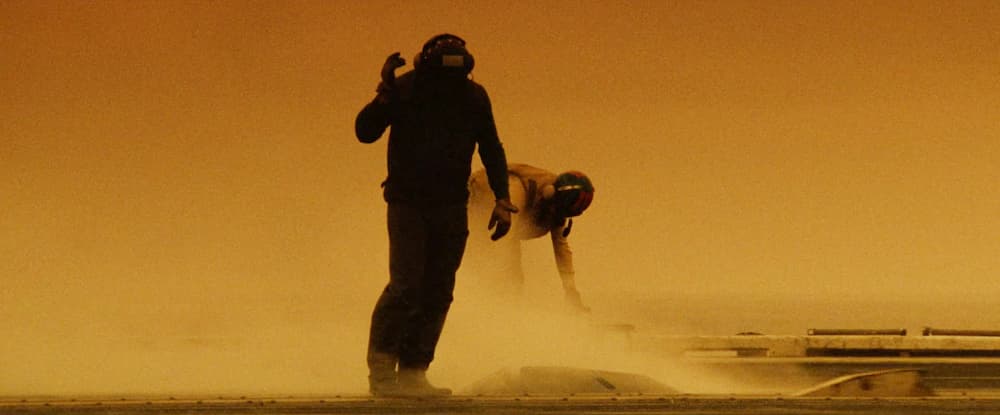 Hommes sur fond ocre