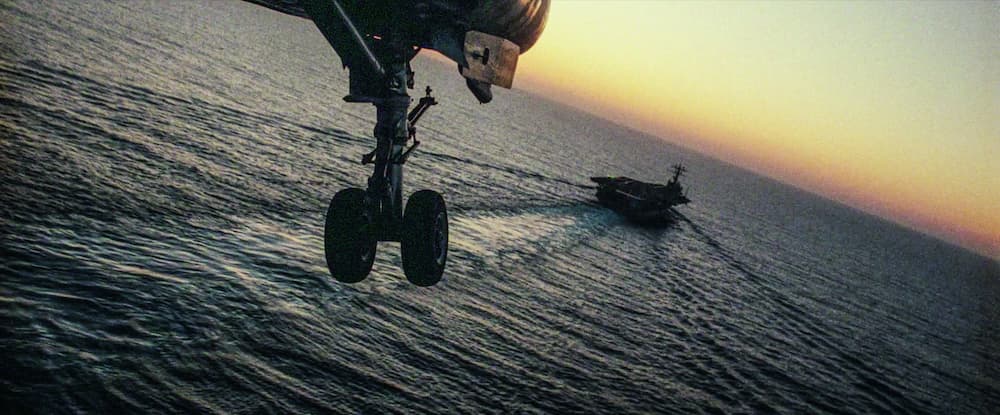 Top Gun - avion au dessus de la mer