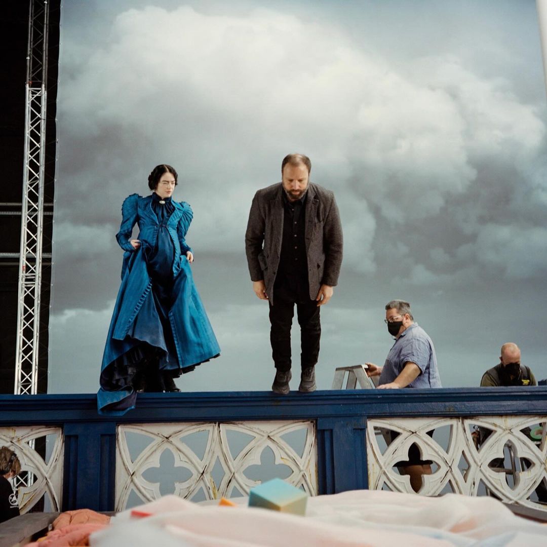 Emma Stone et Yorgos Lanthimos sur le tournage de Pauvres créatures/© 20th Century