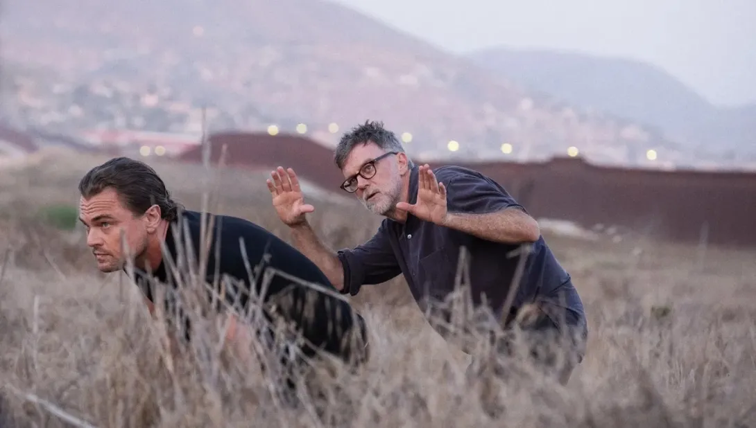 Le réalisateur Paul Thomas Anderson & l'acteur Leonardo Dicaprio lors du tournage du film "Une bataille après l'autre", ©Maya Borreil - Warner Bros