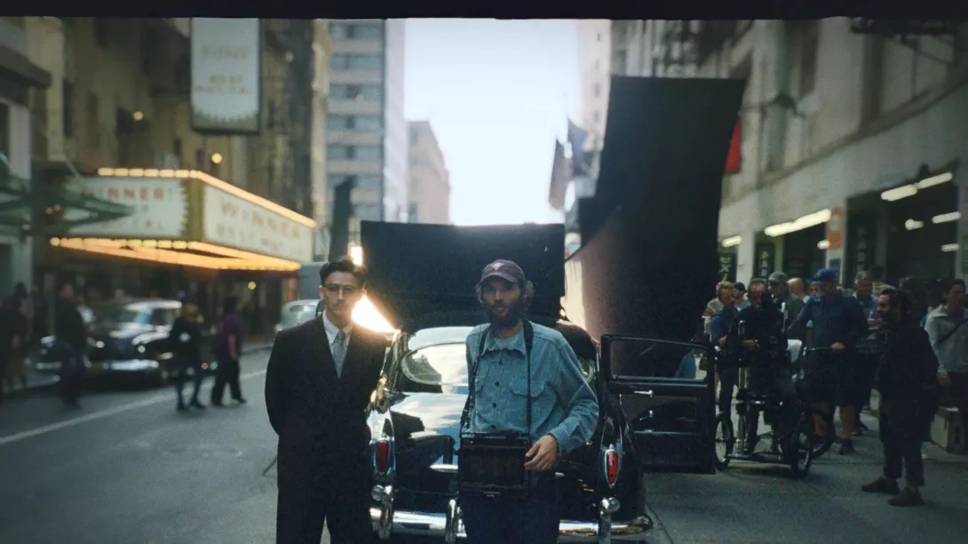 Josh Safdie et Timothée Chalamet sur le tournage de "Marty Supreme" ©A24