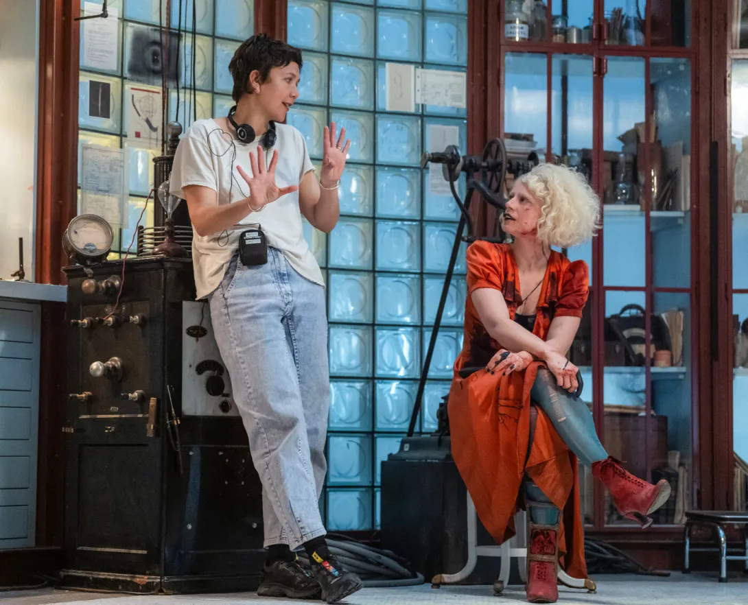 Maggie Gyllenhaal avec Jessie Buckley sur le tournage de The Bride! © Warner Bros. Ent. All Rights Reserved