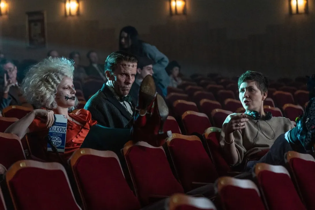 Jessie Buckley et Christian Bale sur le plateau de tournage de "The Bride" en compagnie de la réalisatrice Maggie Gyllenhaal.jpg