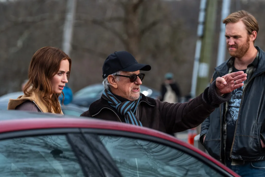 Emily Blunt, Steven Spielberg, et Wyatt Russell sur le tournage de "Disclosure Day", ©Universal